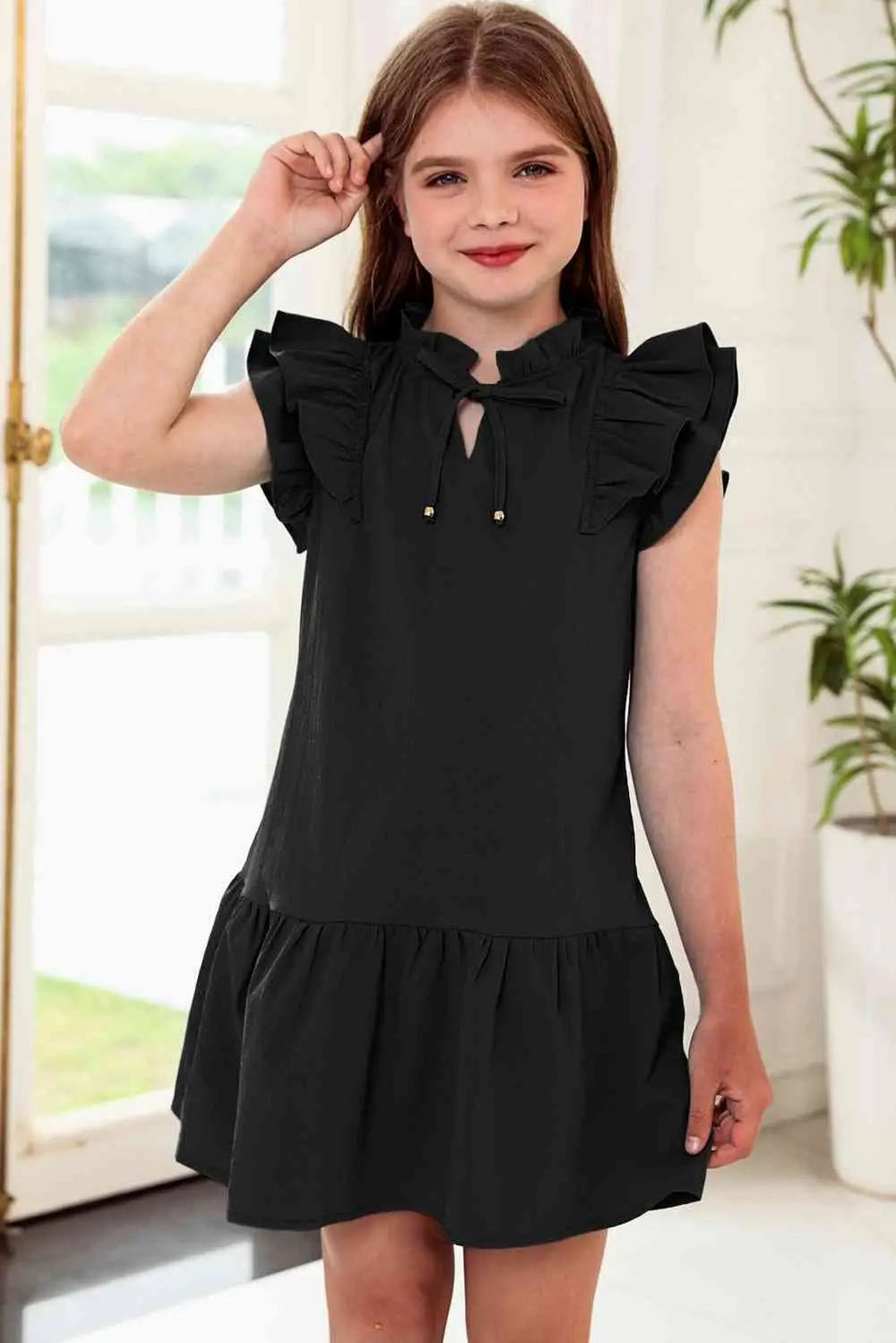 Tie Neck Flutter Sleeve Dress
Accessories: No
Pattern type: Solid
Style: Chic
Features: Tied, Ruffle
Neckline: Tie neck
Length: Short
Sleeve length: Short sleeves
Sleeve type: Flutter sleeves
Ma